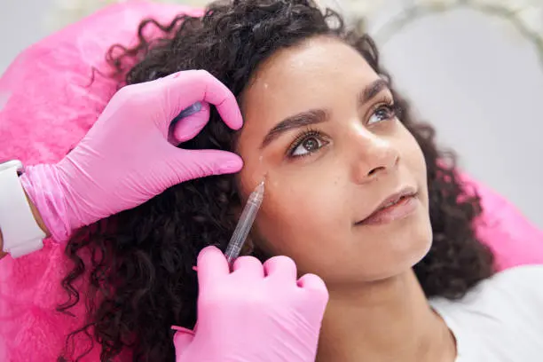 How Does Under-Eye Filler Treatment Reduce Dark Circles?