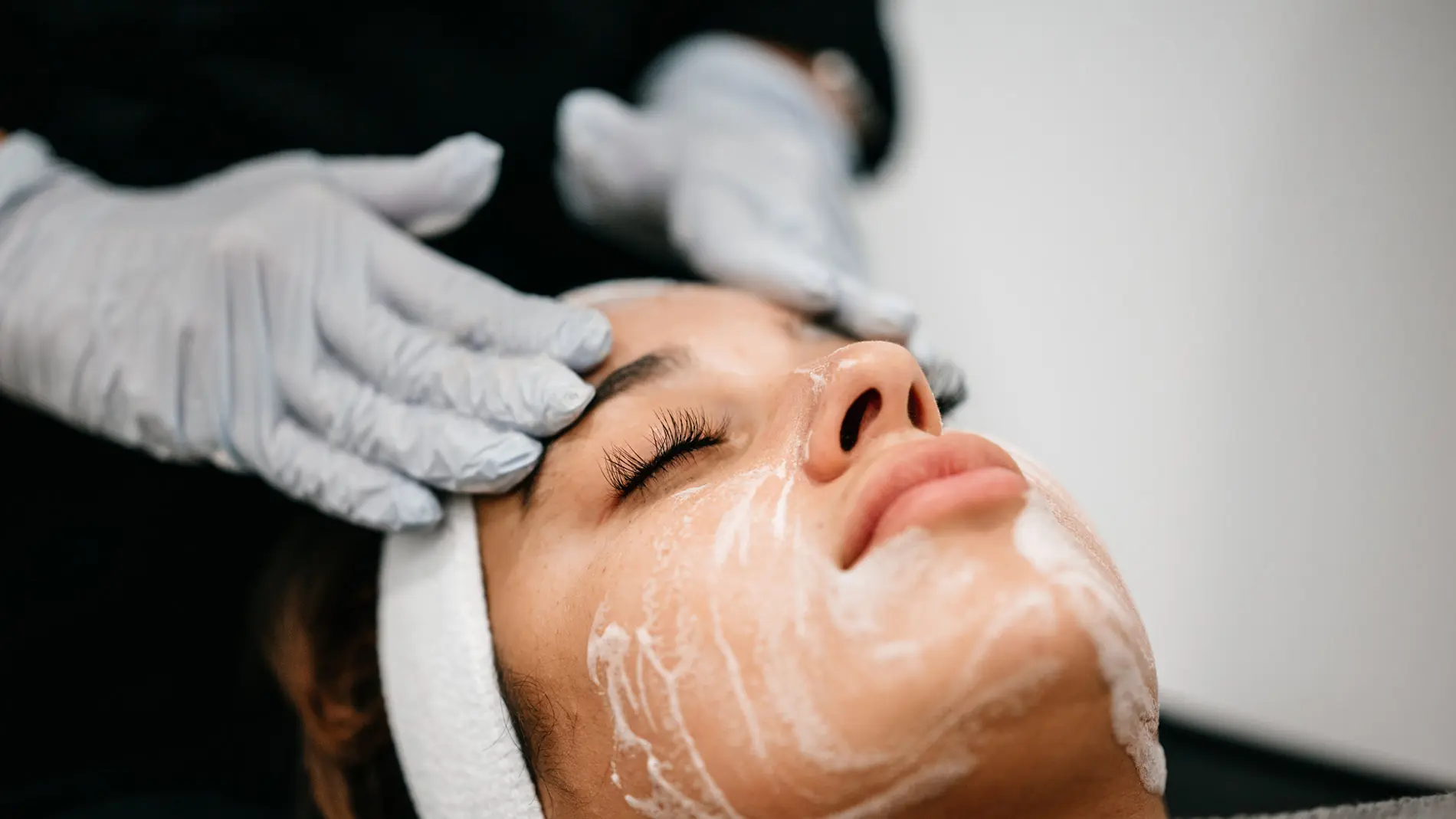How Does a Deep Cleansing Facial Benefit Overall Skin Health?