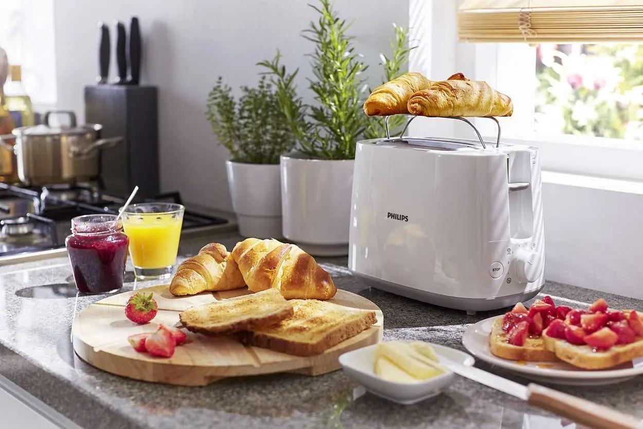 Philips Daily Collection 830-Watt 2-Slice Pop-up Toaster (White) by PHILIPS