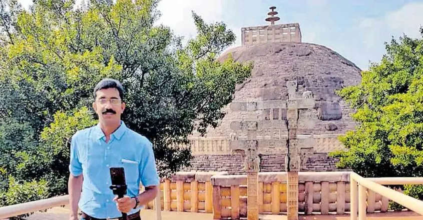 പ്ലസ് ടു ഹ്യൂമാനിറ്റീസിലെ ഹിസ്റ്ററി സിലബസിലുള്ള ചരിത്ര സ്മാരകത്തിന് അരികിലെത്തി ക്ലാസ് മുറിയൊരുക്കി
