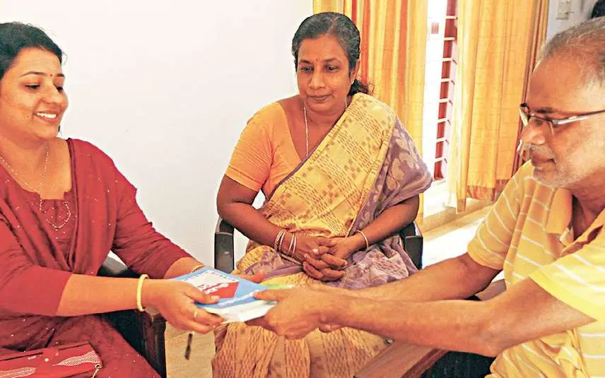 ലീനടീച്ചർ പുസ്തകം പൊടിതട്ടിയെടുത്തു; നാട്ടുകാർ വായനക്കാരായി, ഓരോ വീട്ടിലും പുസ്തകം