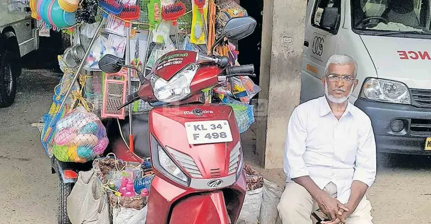 സഞ്ചരിക്കുന്ന സ്റ്റേഷനറി കട; എല്ലാം കിട്ടും, കാസിമിന്റെ ‘സർവത്രാദി’യിൽ