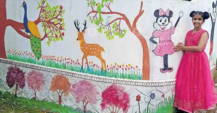 വീട് കാൻവാസാക്കി ശ്രീനവ്യ ചിത്രമെഴുതുകയാണ്