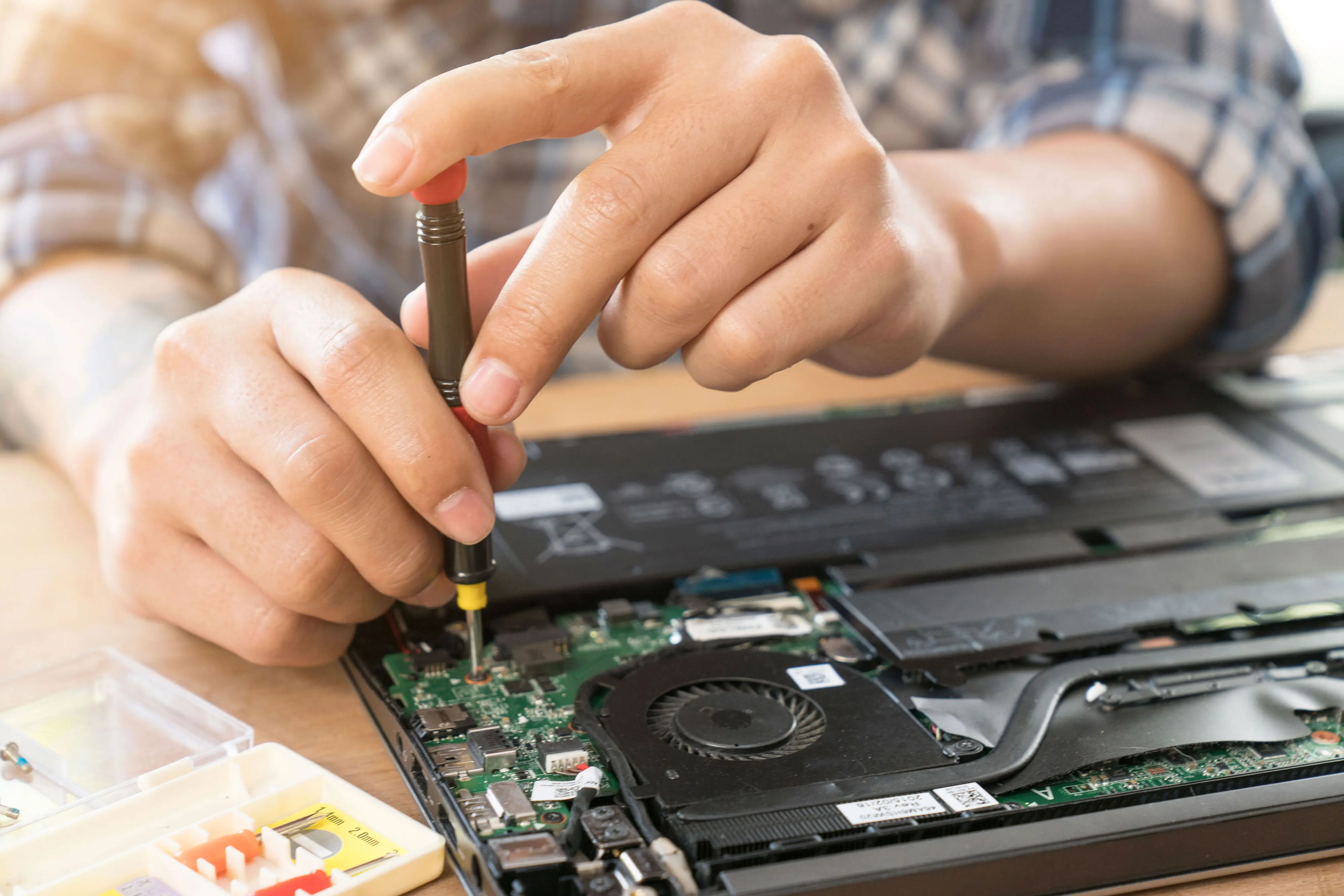 LAPTOP & DESKTOP REPAIRS