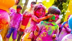 വർണ്ണങ്ങളുടെ ഉത്സവം; ഇന്ന് ഹോളി