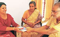ലീനടീച്ചർ പുസ്തകം പൊടിതട്ടിയെടുത്തു; നാട്ടുകാർ വായനക്കാരായി, ഓരോ വീട്ടിലും പുസ്തകം