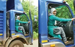 ആണുങ്ങള്‍ക്ക് ഓടിക്കാമെങ്കീ നമുക്കും ആയിക്കൂടെ; ജുമൈലയ്ക്ക് ഈ ഹെവിയൊക്കെ ലൈറ്റാണ്