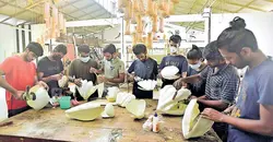 മടക്കി ബാഗിൽ കൊണ്ടു പോകാൻ കഴിയുന്ന ഹെൽമറ്റ്, ഡ്രൈവർ ഇല്ലാത്ത ഓട്ടോറിക്ഷ; ഇവിടെ എല്ലാം വെറൈറ്റി!